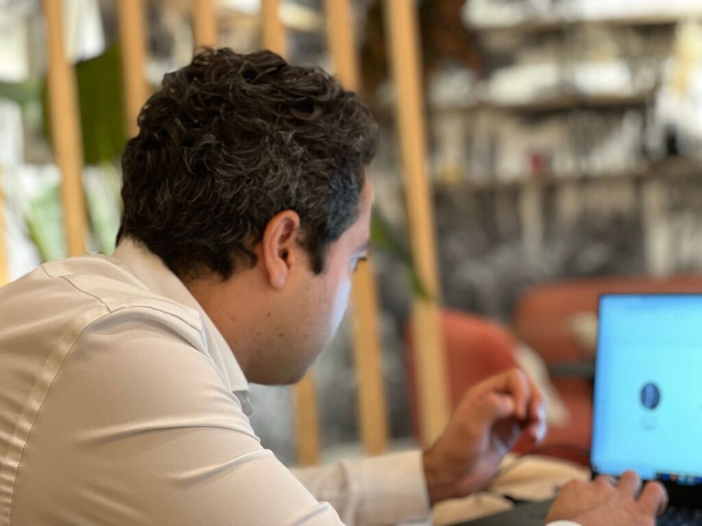 Sakr Limem devant un poste de travail